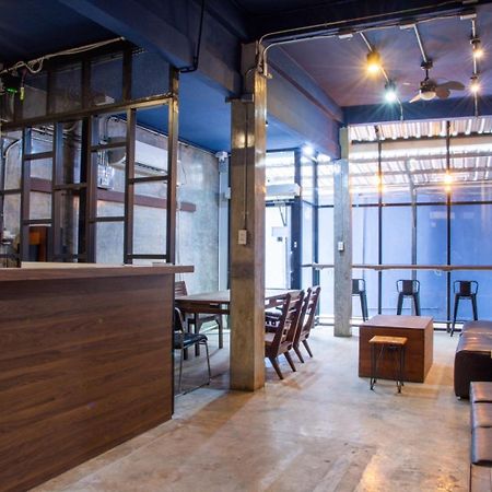 Area81 Hideout Hostel Бангкок Екстер'єр фото
