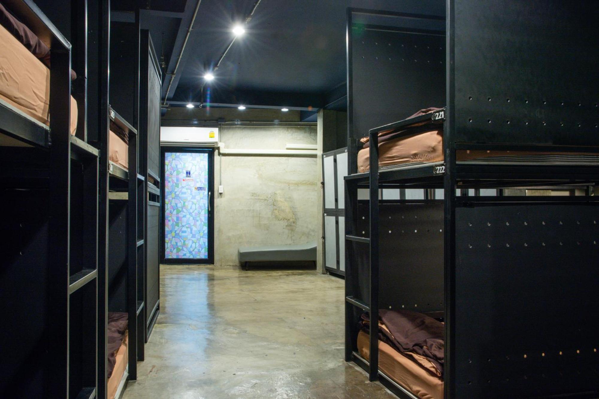 Area81 Hideout Hostel Бангкок Екстер'єр фото