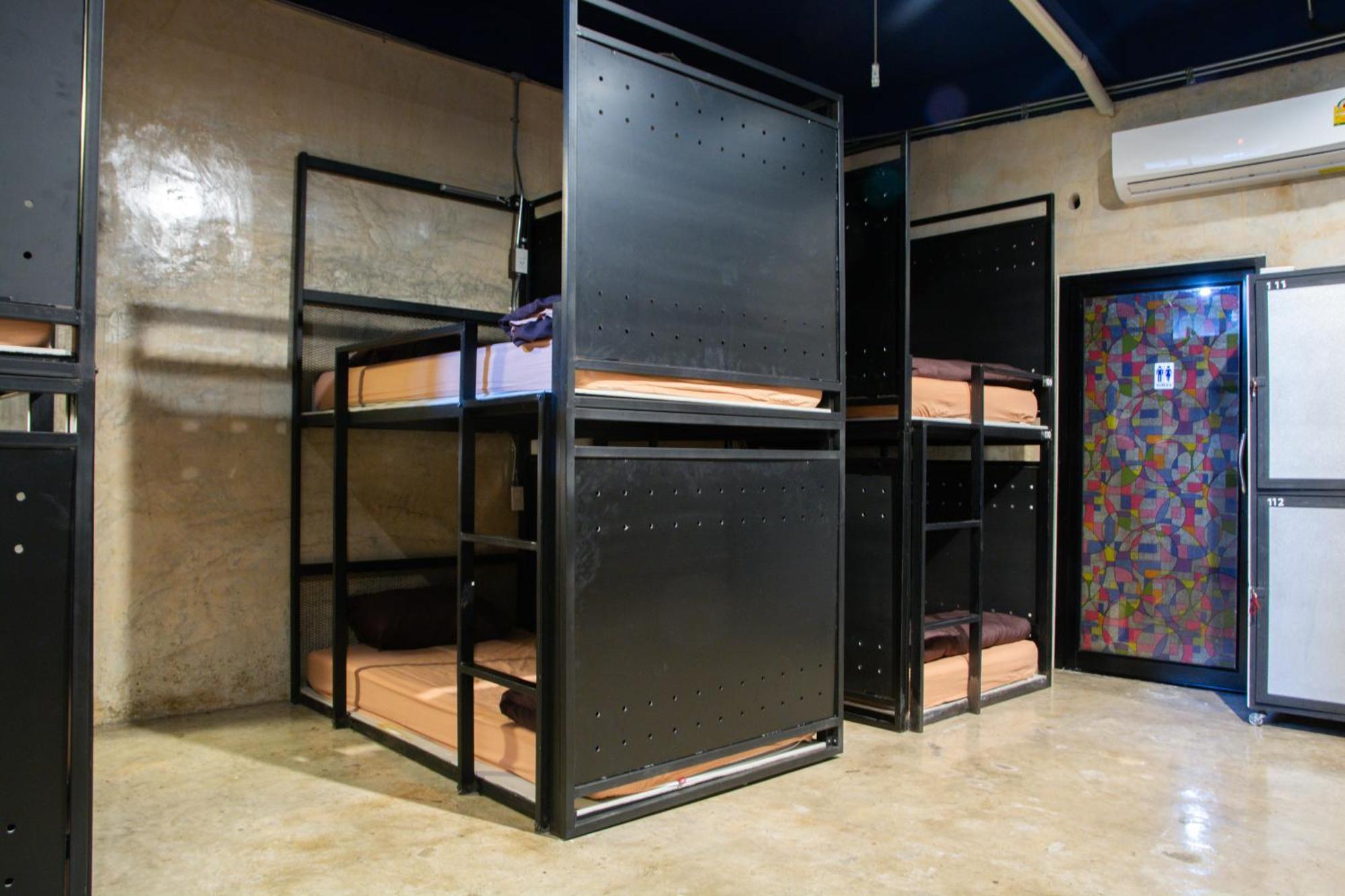 Area81 Hideout Hostel Бангкок Екстер'єр фото