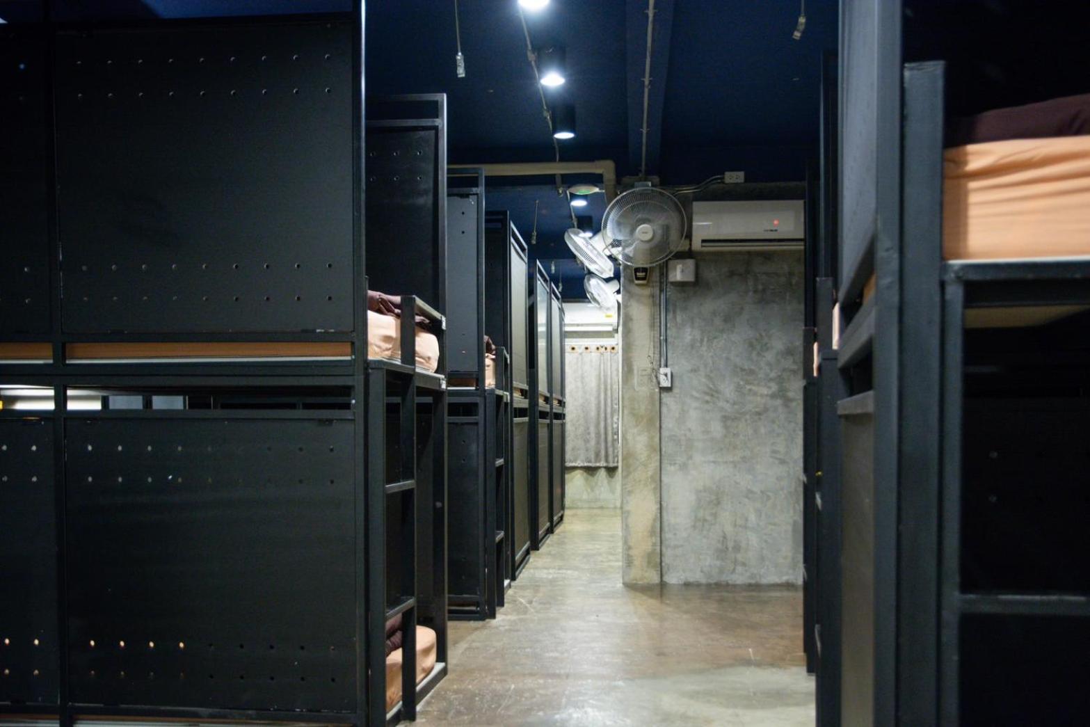 Area81 Hideout Hostel Бангкок Екстер'єр фото