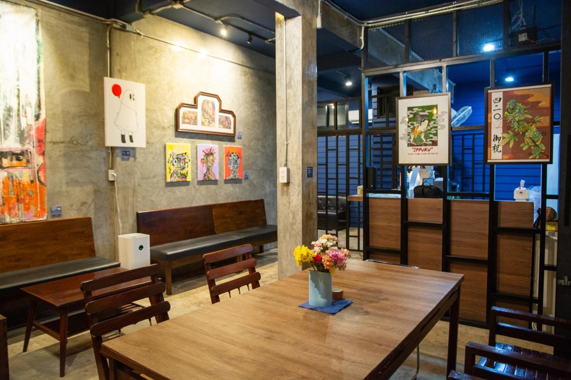 Area81 Hideout Hostel Бангкок Екстер'єр фото