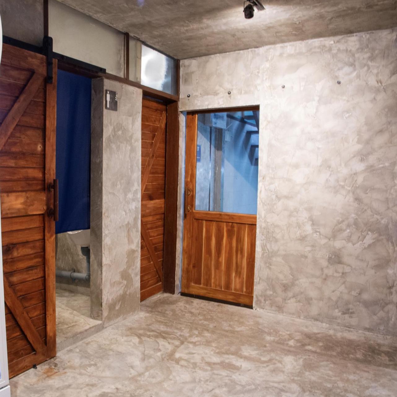 Area81 Hideout Hostel Бангкок Екстер'єр фото