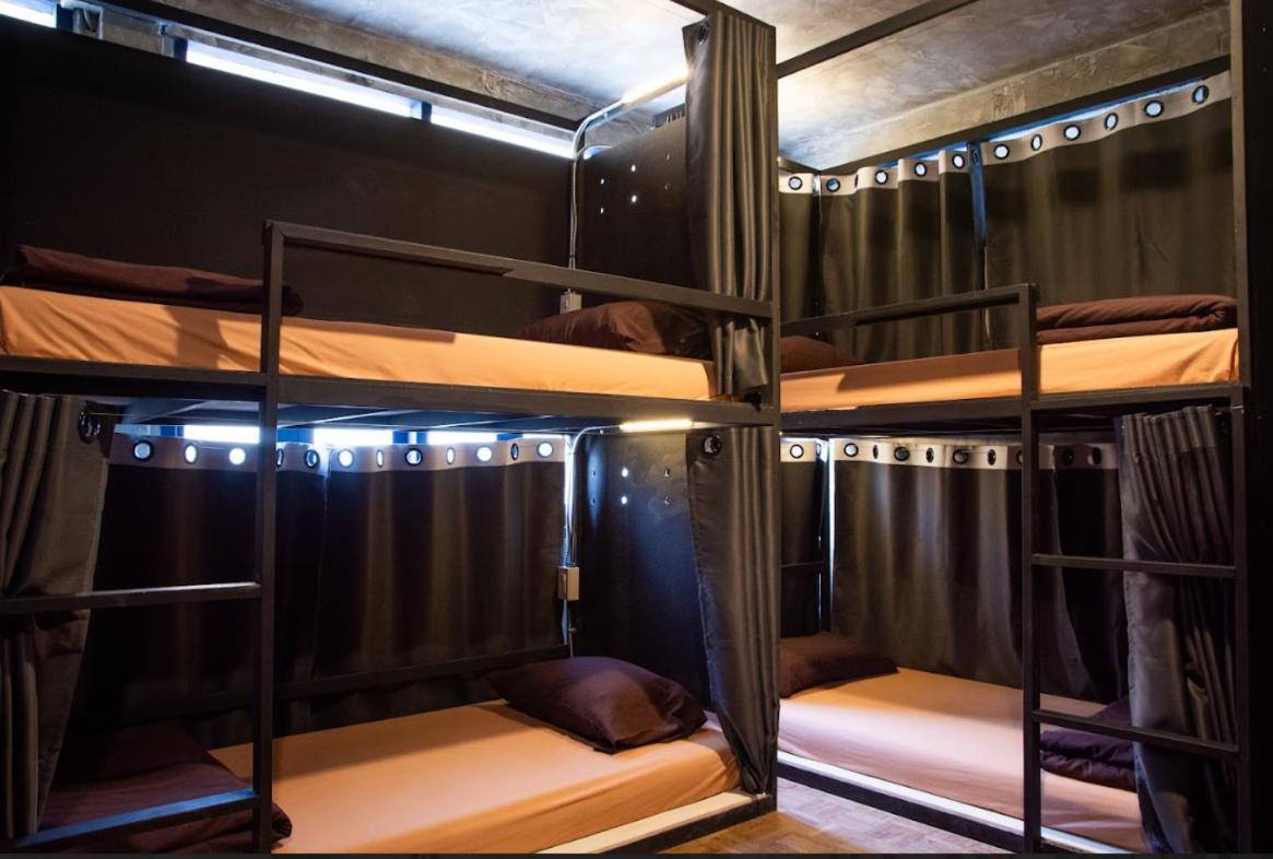 Area81 Hideout Hostel Бангкок Екстер'єр фото
